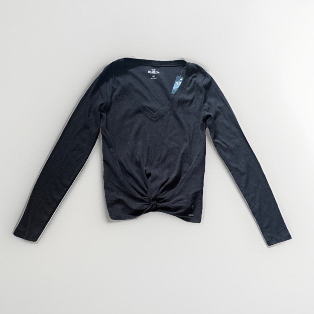 Hollister Black Long Sleeve V-Neck Rib Knit Knotted Bottom Size Medium NWT